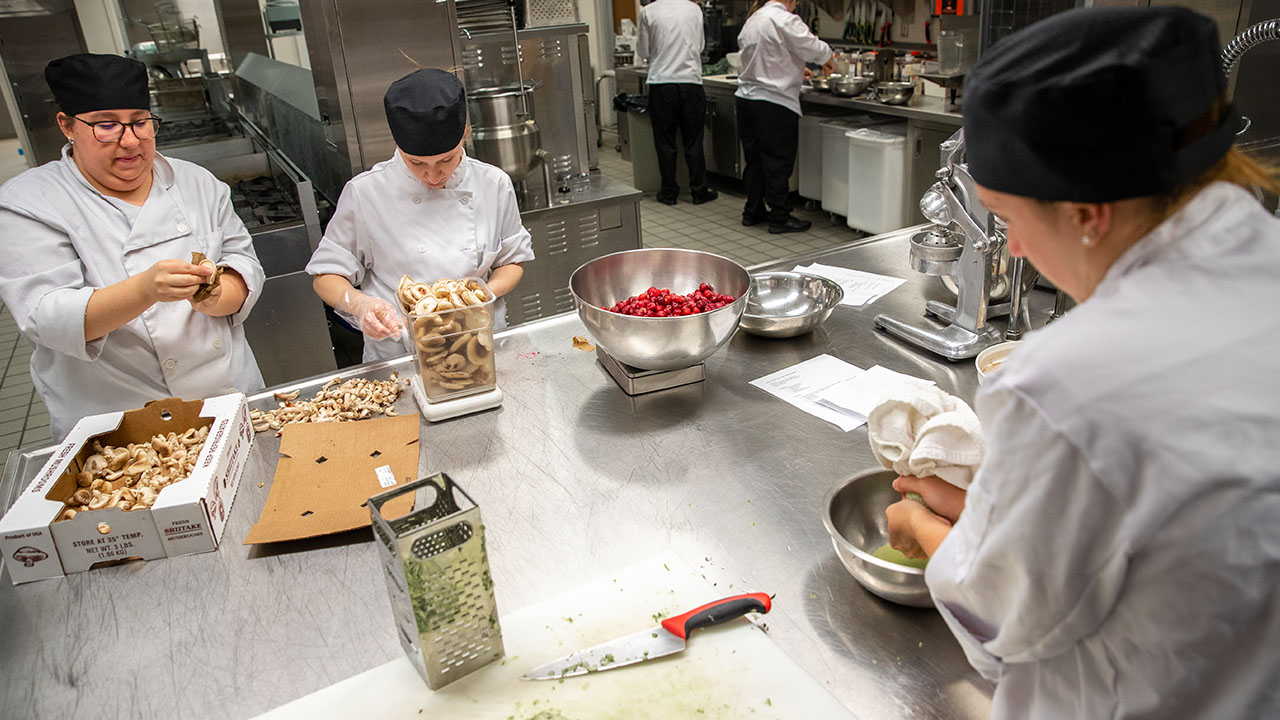 Students working in Alegre kitchen