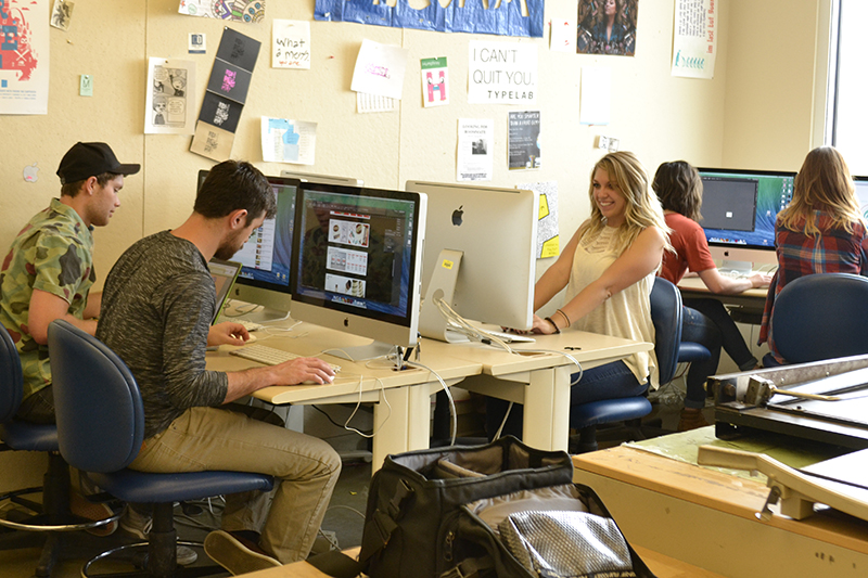 VisCom students work in a computer lab