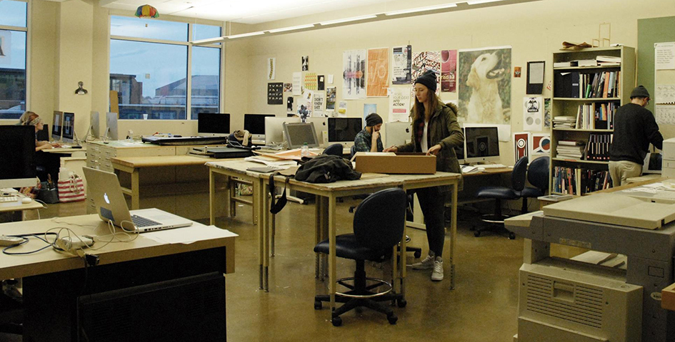 visual communication lab with students at computers