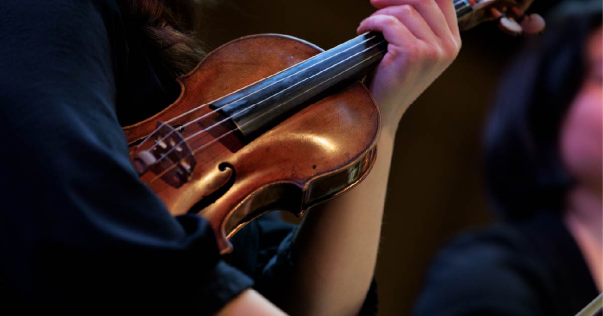 Ball State student plays violin on stage.