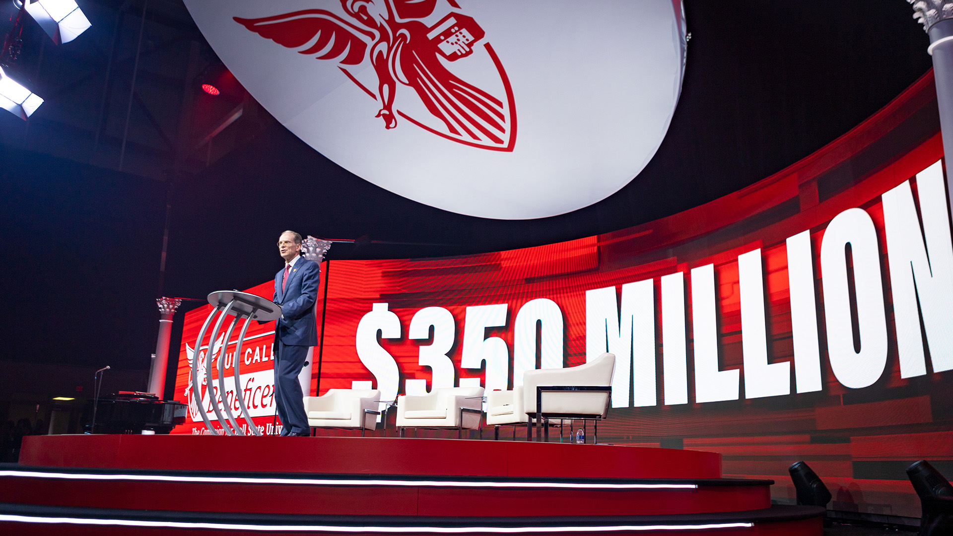 President Mearns speaking at event