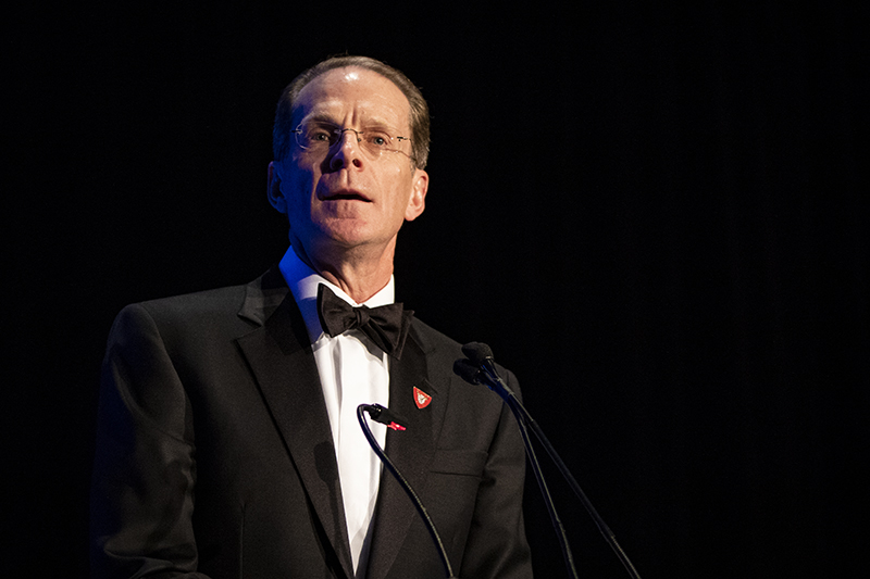 President Geoffrey S. Mearns speaks at Indiana Society of Chicago awards dinner