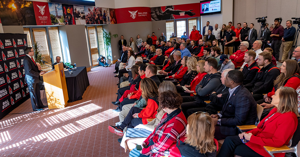 Crowd listening to Jeff Mitchell